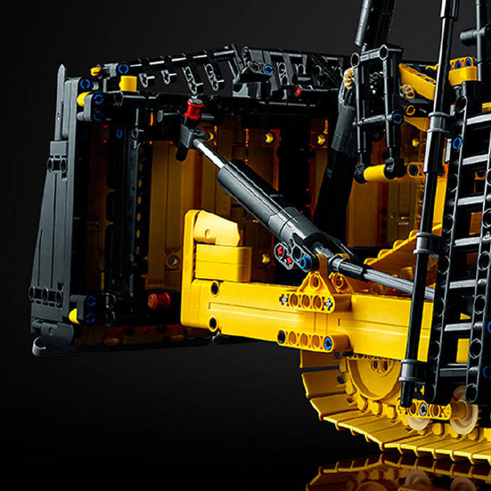 LEGO Technic 42131 CAT D11T Bulldozer Front
