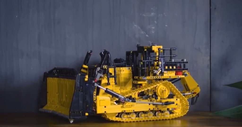 LEGO Technic 42131 CAT D11T Bulldozer Video