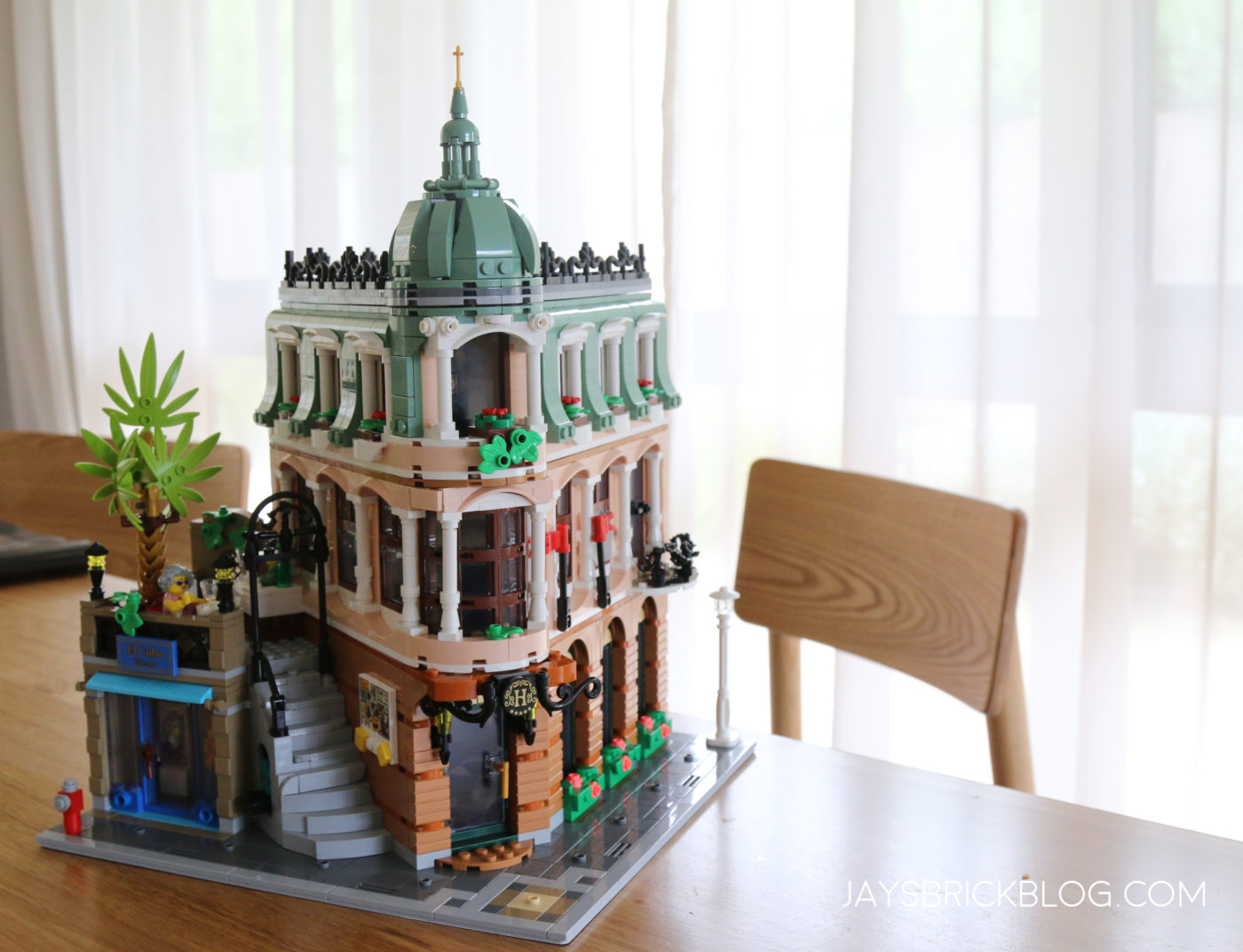 Fahrenheit berolige Ryd op Review: LEGO 10297 Boutique Hotel Modular - Jay's Brick Blog