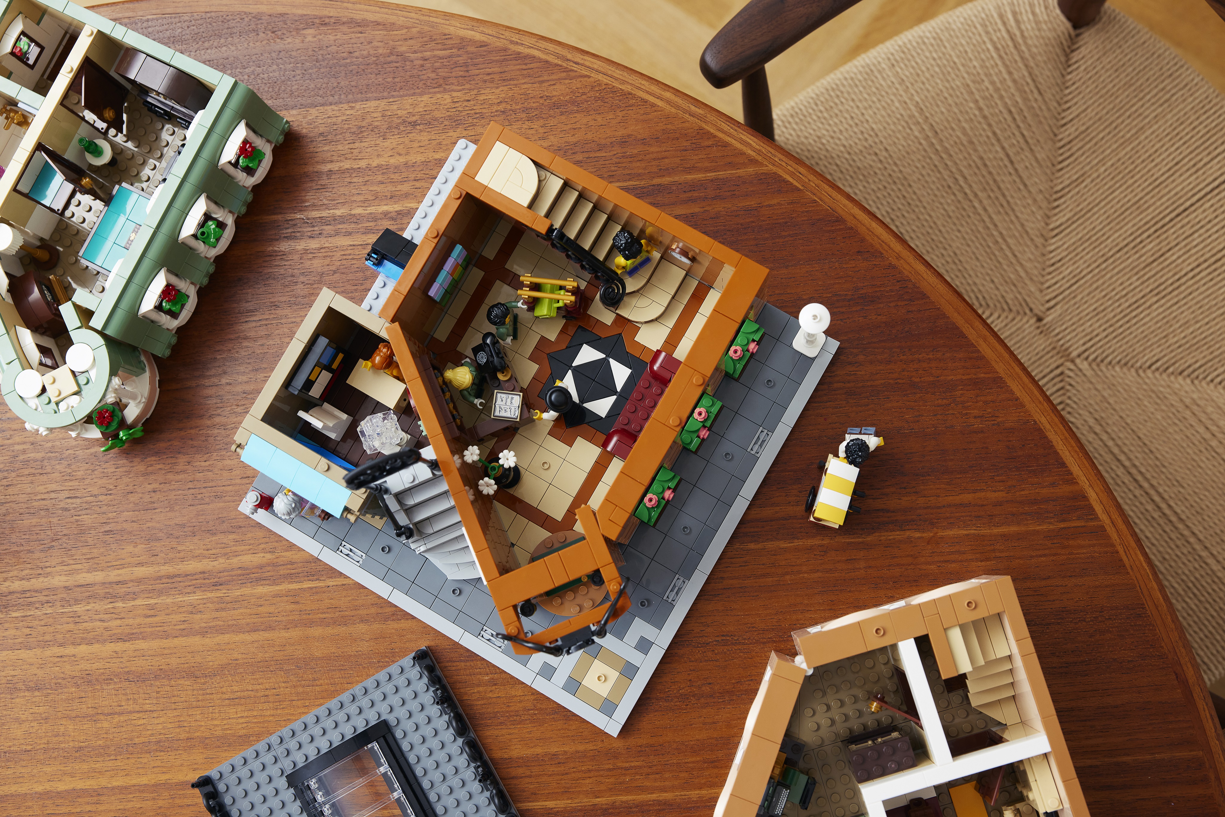 LEGO-10297-Boutique-Hotel-Lifestyle-7.jp