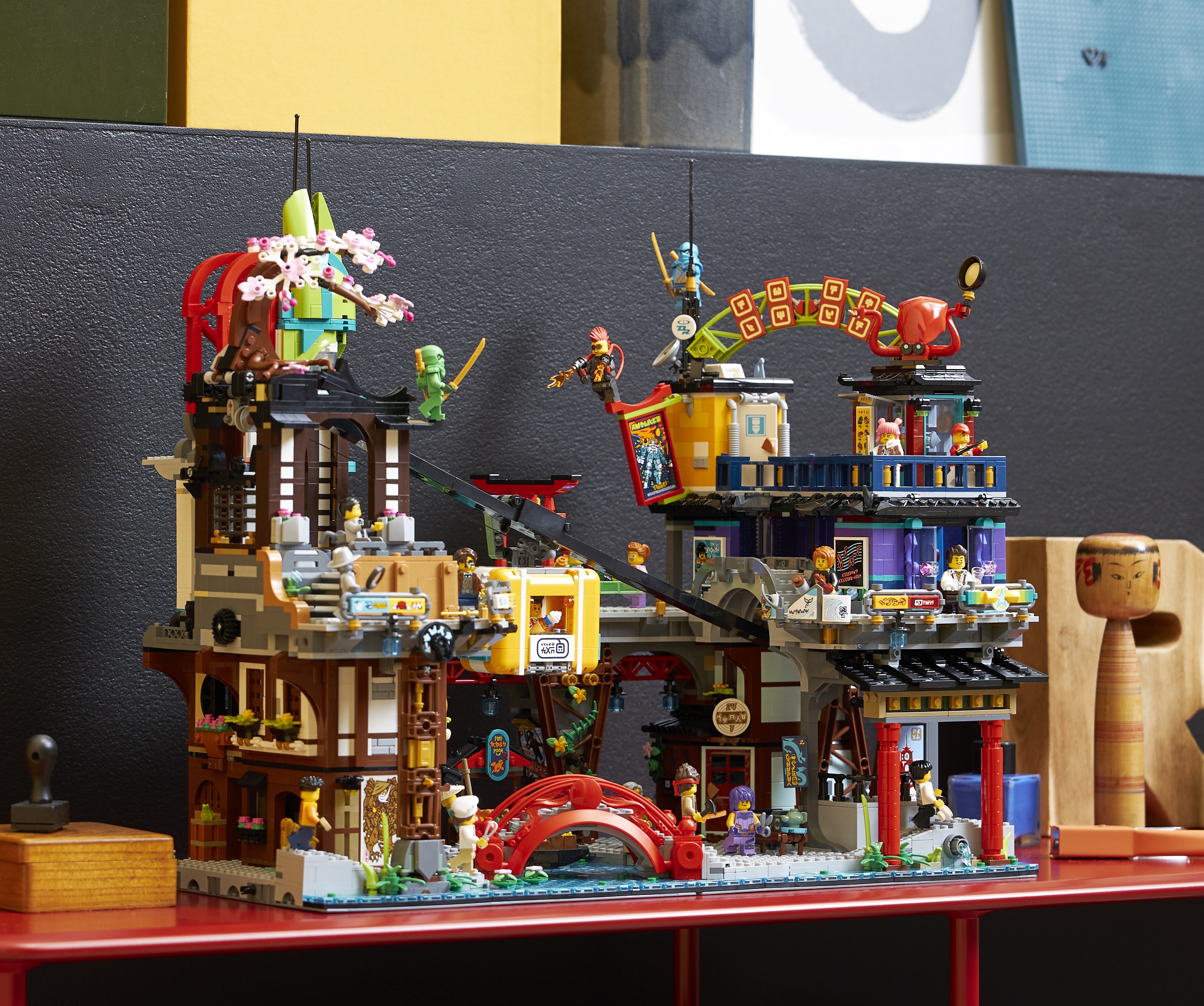 Syge person fedt nok køkken LEGO 71799 Ninjago City Markets officially unveiled as the biggest Ninjago  set ever! - Jay's Brick Blog