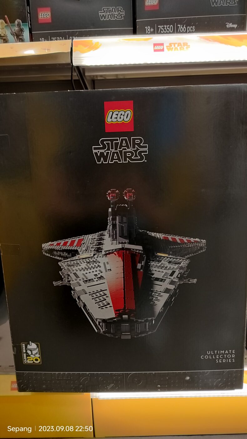 LEGO 75367 UCS Venator Box Side Front View Shelf