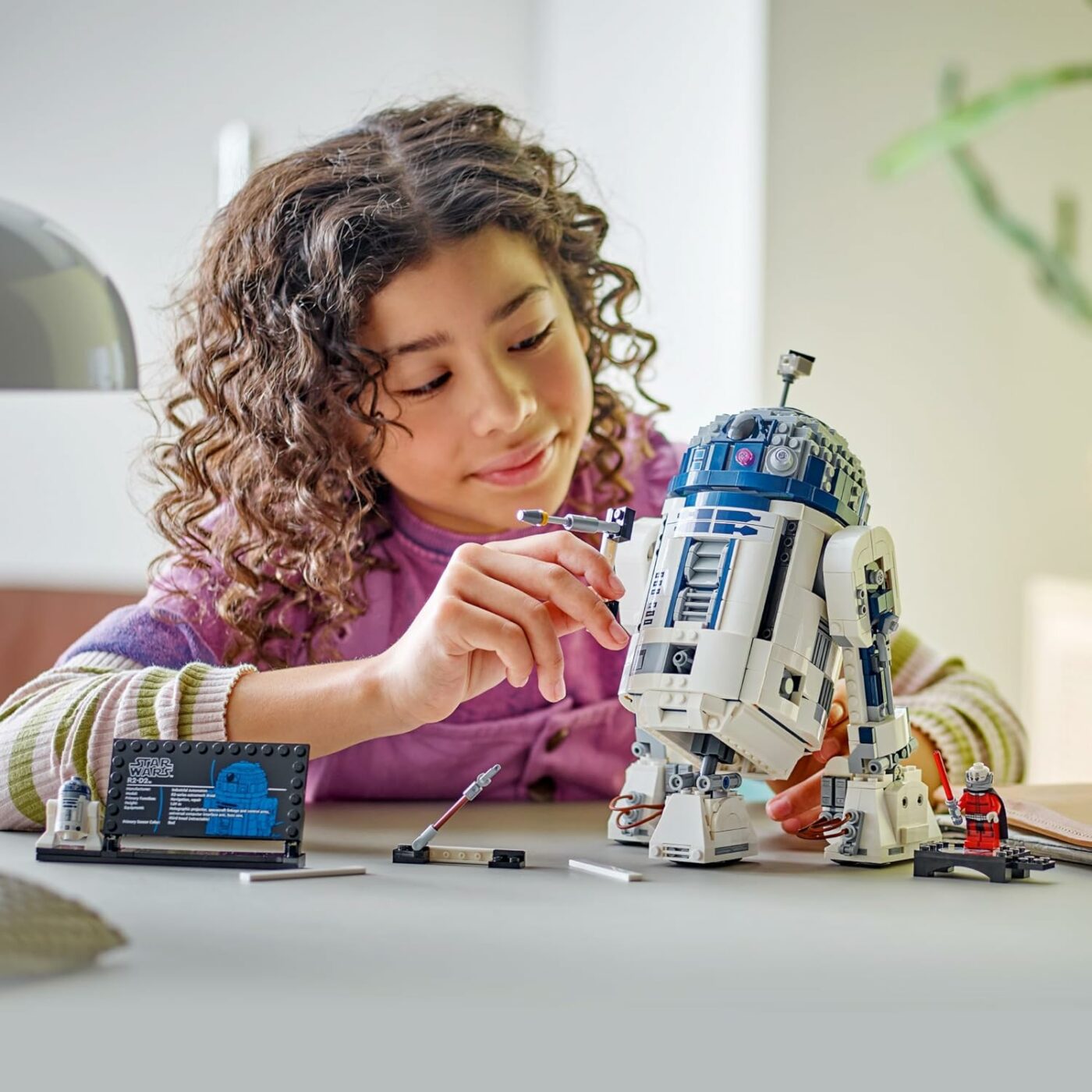 A smaller LEGO 75379 R2-D2 revealed for LEGO Star Wars 25th